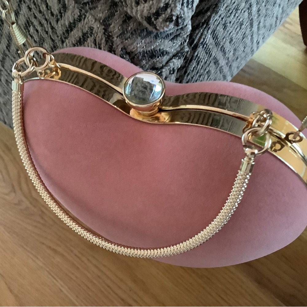 💚Adorable pink fuzzy heart- shaped purse..” crystal button clasp..